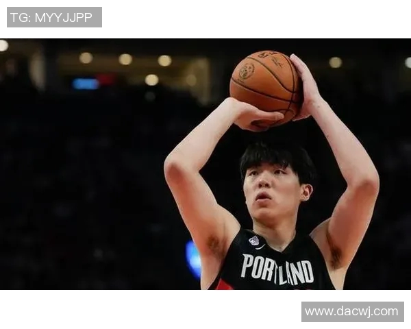 开拓者主场调试计时器，杨瀚森格兰特场下交谈