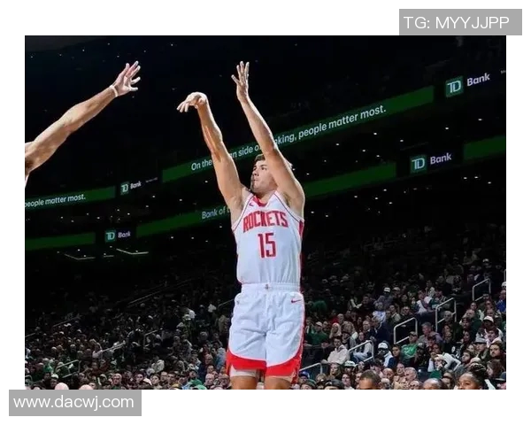 奥科吉to记者：训练中我重点防阿门把他锁死了 这话你们别告诉他