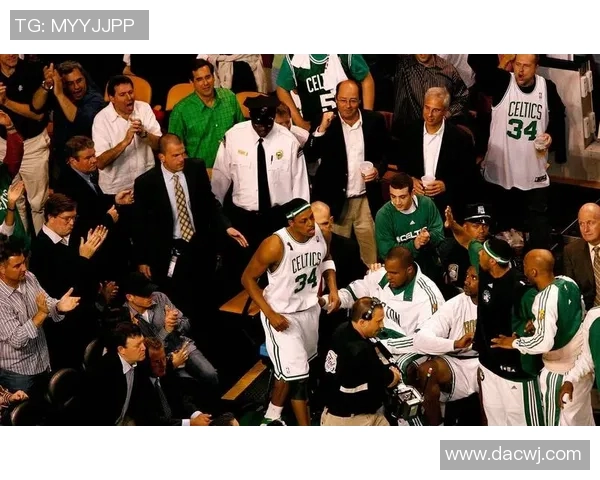 皮尔斯：XX时我不喜欢看成人视频 女主持：那样显得不信任彼此